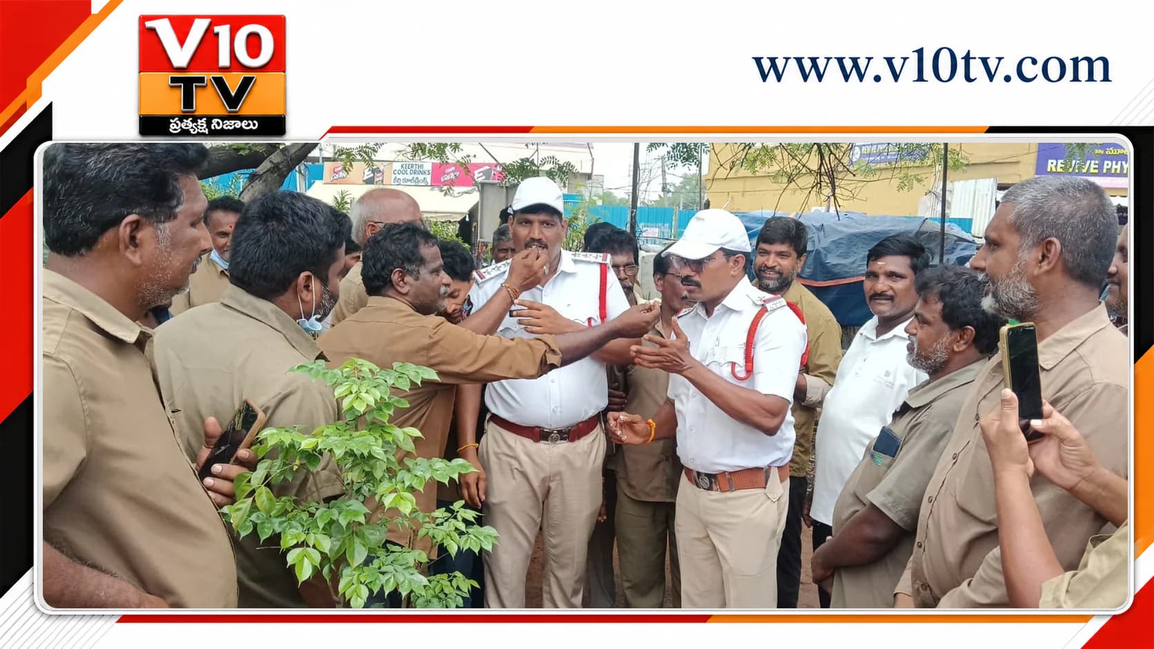 ఆటో డ్రైవర్లే రోడ్డు భద్రతకు రాయబారులు కావాలి: సిఐ రమేష్ — చిత్రం 2